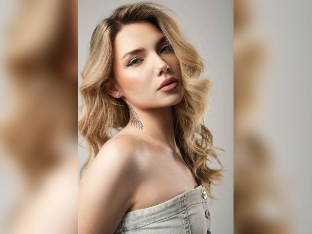 Welcome to cammodel profile for LolaR45: Nails