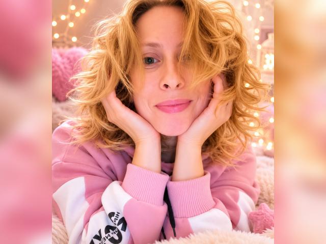 Connect with webcam model VORONAMOON: Music