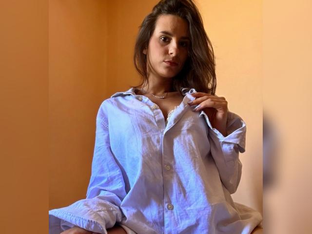 Welcome to cammodel profile for MiaPrestigo: Travel