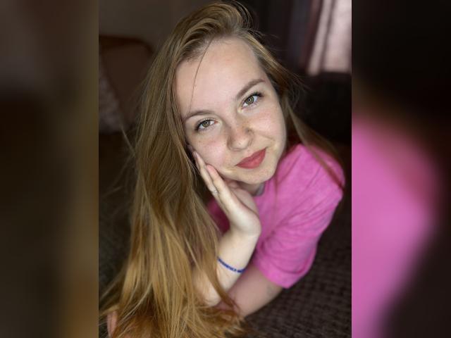 Explore your dreams with webcam model SweetHoney: Piercings & tattoos