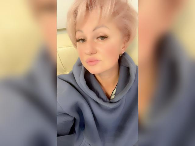 Find your cam match with Lisicka27: Make up