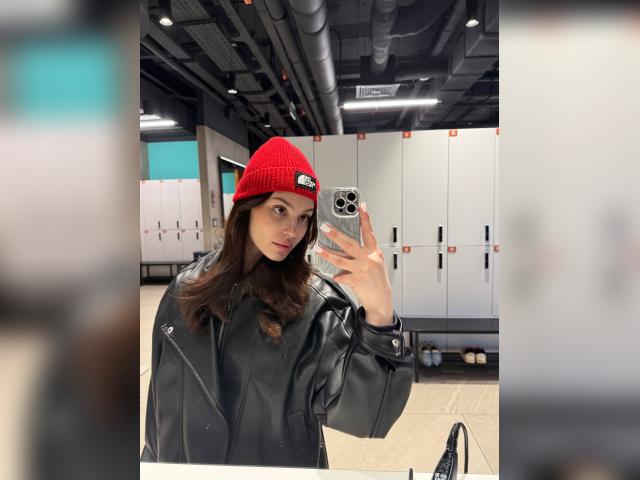 Why not cam2cam with Chlloeee: Travel