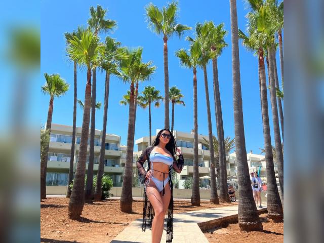 Welcome to cammodel profile for NaturalWoman: Kissing