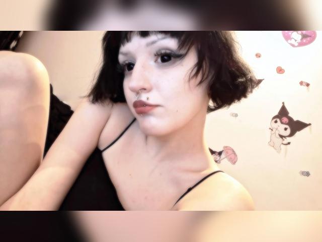 Adult chat with NikaDream: Piercings & tattoos