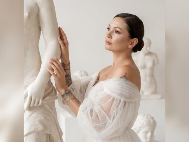 Welcome to cammodel profile for BellaAleksa: Nails