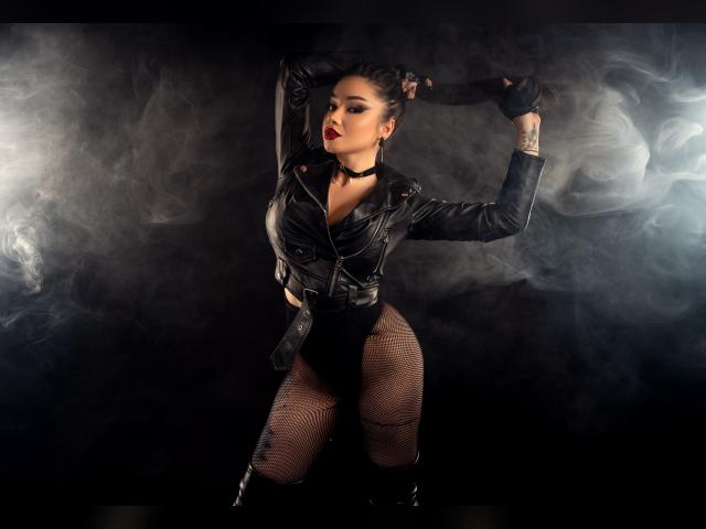 Explore your dreams with webcam model NikiBryce: Nails