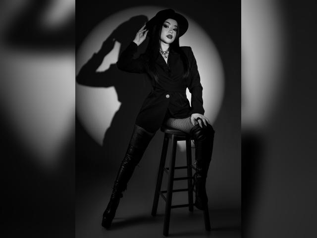 Adult chat with NikiBryce: Leather