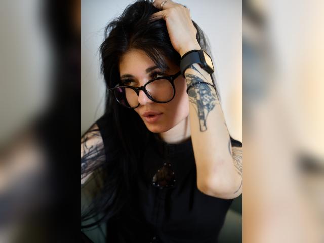 Adult chat with ValerieCherry: Nails