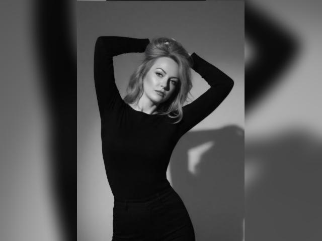 Explore your dreams with webcam model SecretSmile4326: Nylons