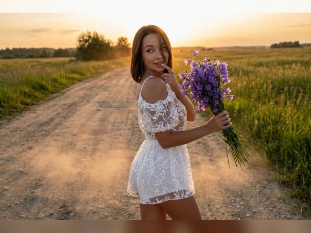 Welcome to cammodel profile for MiiraReele: Dancing