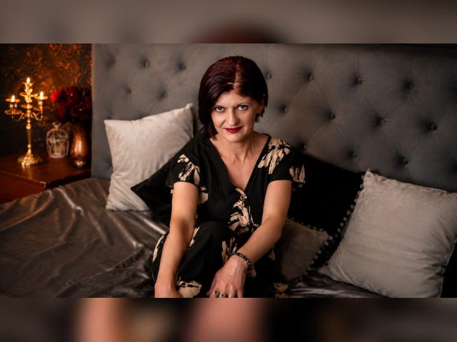 Adult chat with MIchelleRose: Strip-tease