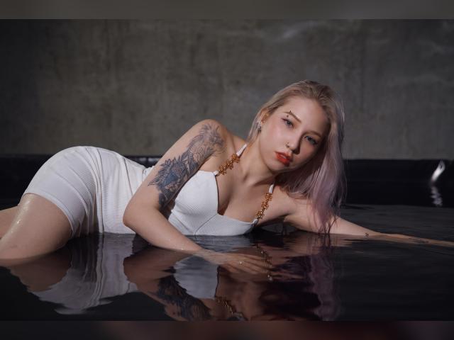 Why not cam2cam with KiraTisdale: Piercings & tattoos