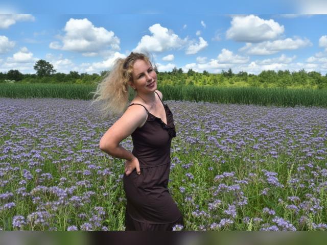 Adult chat with MoonAlya: Legs, feet & shoes