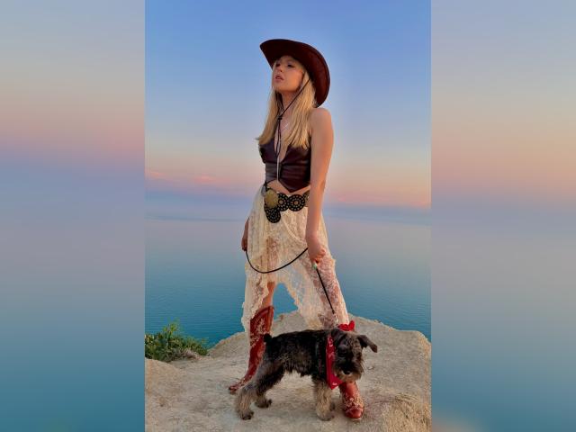 Adult chat with BeccaVressel: Legs, feet & shoes
