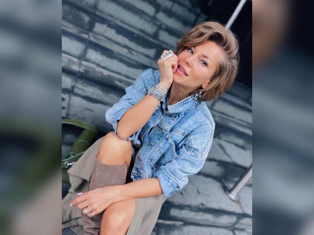 Welcome to cammodel profile for Deloray: Books/Reading