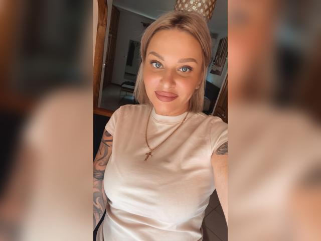 Adult chat with HollydayMoly: Kissing