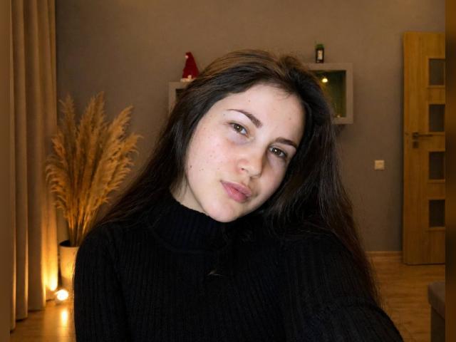 Connect with webcam model AriaBloom: Conversation