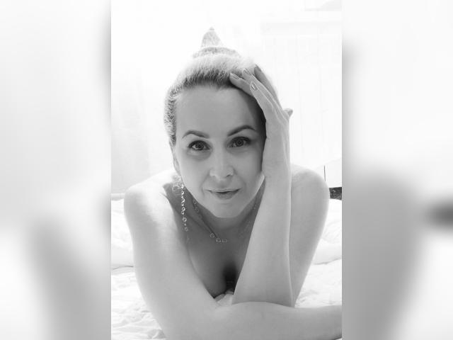 Welcome to cammodel profile for SweettWomann: Humor