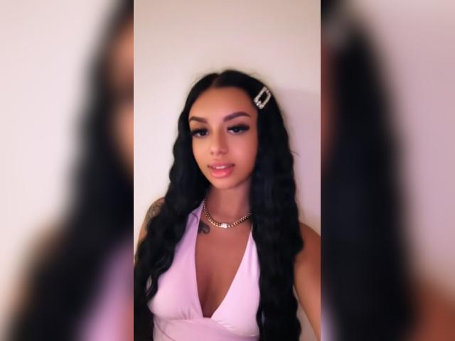 Adult chat with RoxelleFox: Legs, feet & shoes