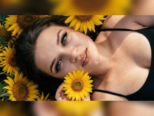 Welcome to cammodel profile for MonnPurr: Books/Reading