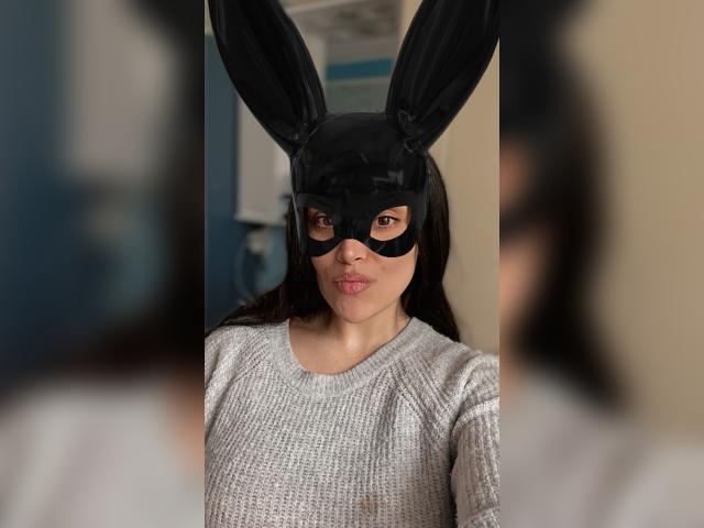 Connect with webcam model BellaBloom: Make up