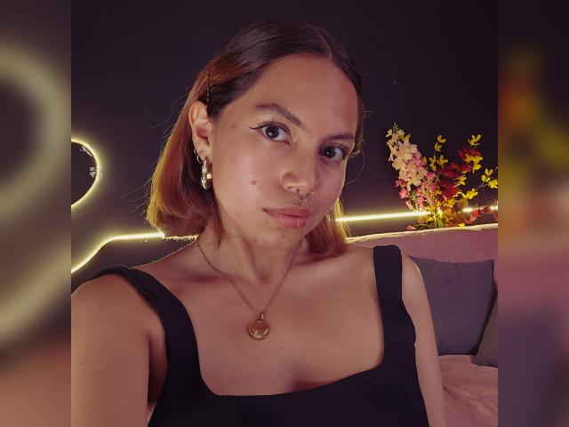 Adult chat with Naturalmariahun: Kissing