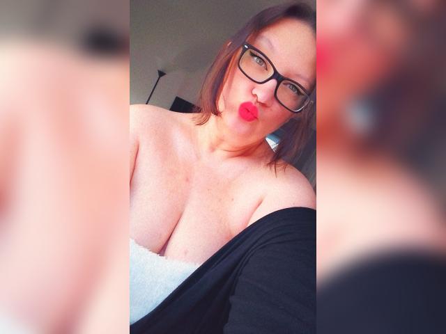 Explore your dreams with webcam model MisssCutiePieXO: Lipstick