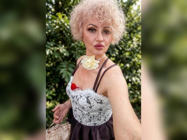 Connect with webcam model Lisicka27: Music