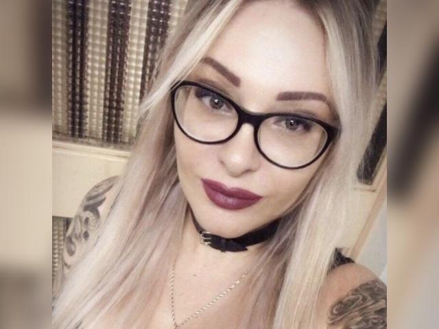 Welcome to cammodel profile for HollydayMoly: Lipstick