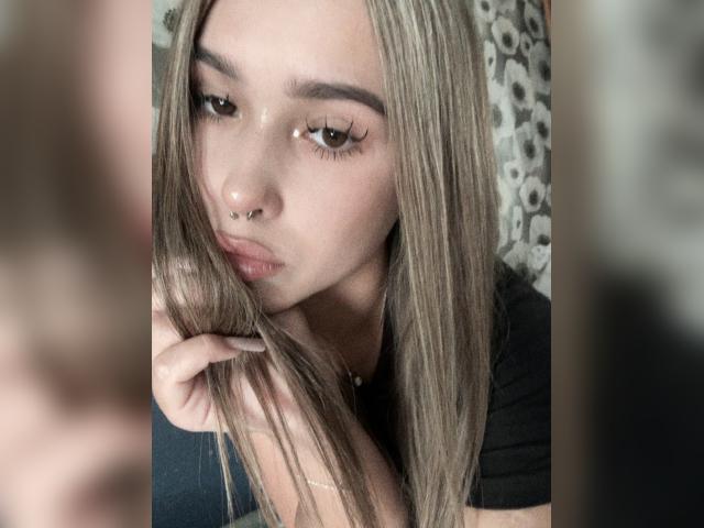 Connect with webcam model VanillaWhiskey: Lipstick