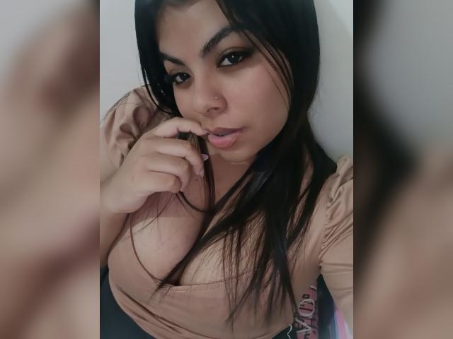 Why not cam2cam with AriaRose: Kissing