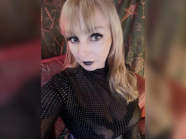 Adult chat with TarotSonya: Outfits