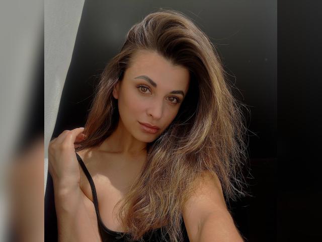 Explore your dreams with webcam model Cinnamon: Travel