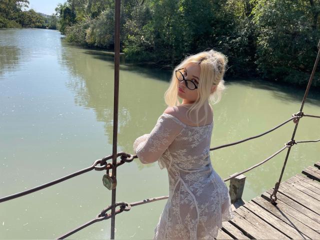 Welcome to cammodel profile for CasseyW91: Nails