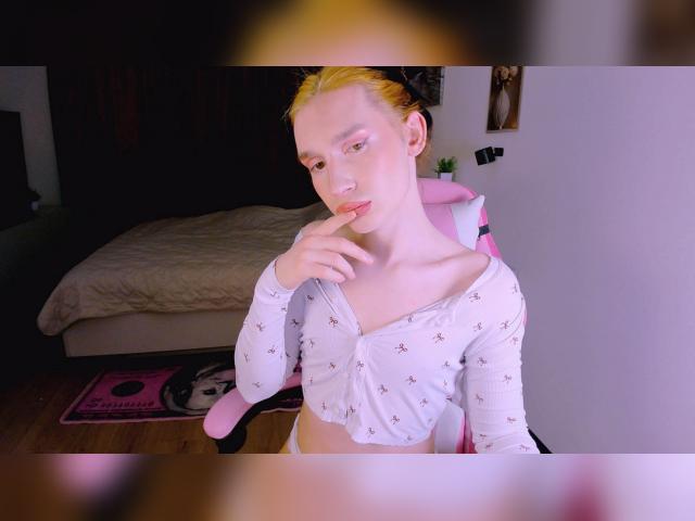 Why not cam2cam with YoiMika: Jerking off