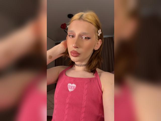 Adult chat with YoiMika: Exhibition