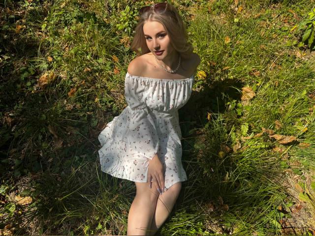 Adult chat with MollyV64: Nails