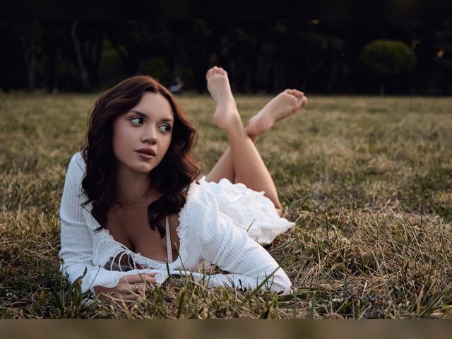 Welcome to cammodel profile for AriadnaH44: Nails