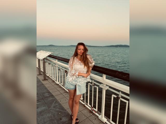 Connect with webcam model Straaawberry: Kissing