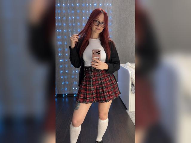 Welcome to cammodel profile for CoyEmma: Nails