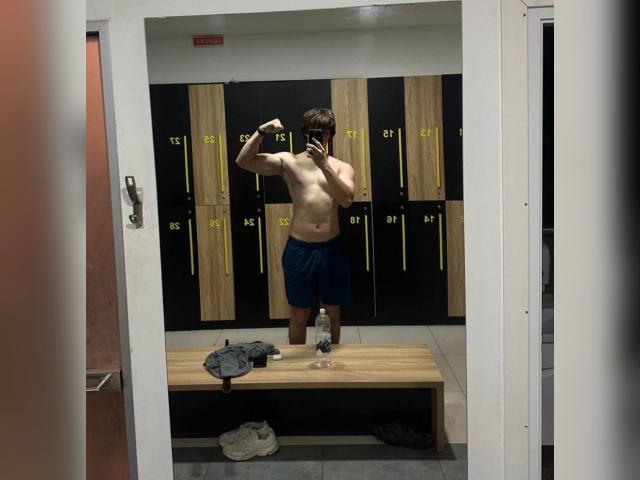 Adult chat with HotXboy: Kissing