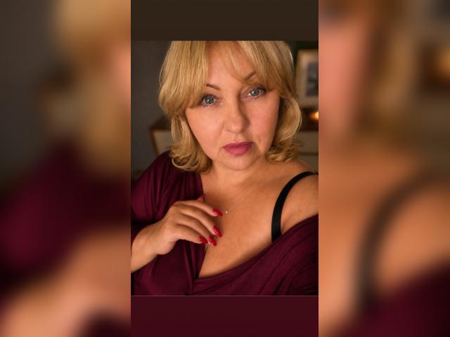 Adult chat with JuliaStar: Leather