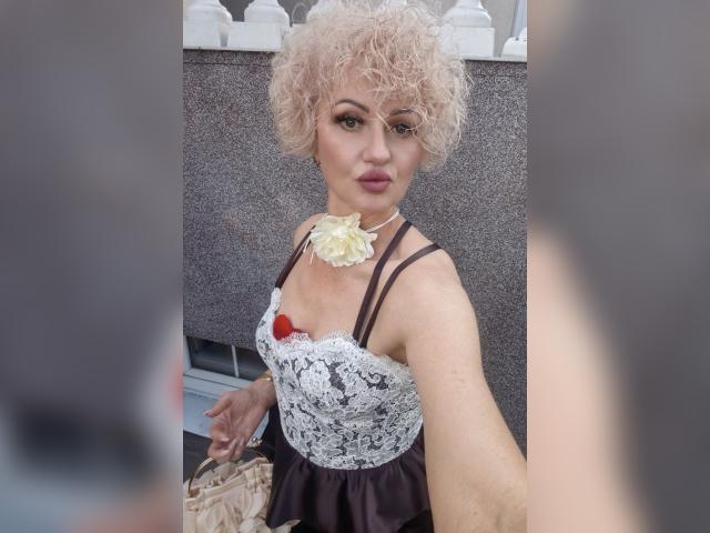 Connect with webcam model MonAmurx: Books/Reading