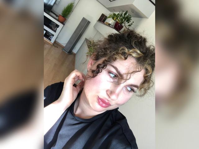 Adult chat with Amellyaa: Piercings & tattoos