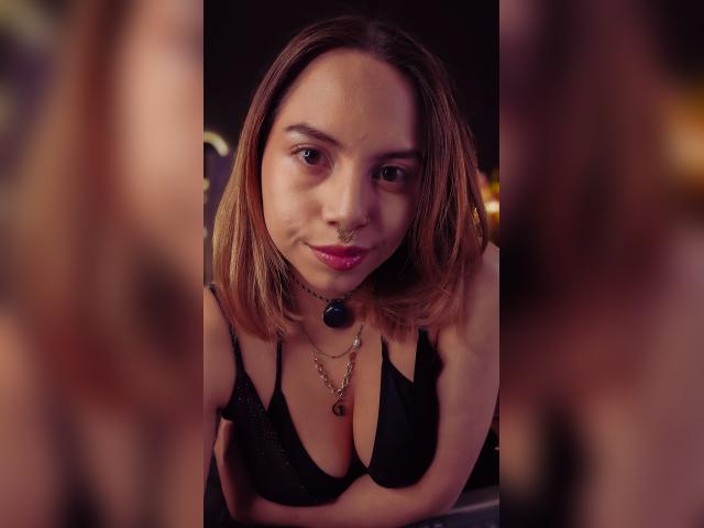 Adult chat with Naturalmariahun: Kissing