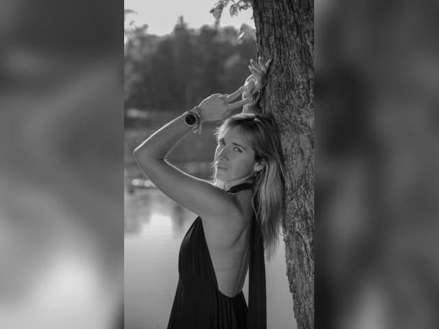 Welcome to cammodel profile for KatVibe: Nails