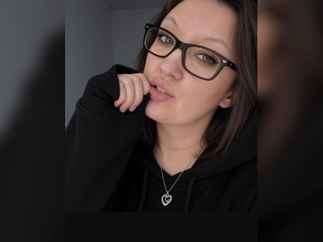 Adult chat with MisssCutiePieXO: Lipstick