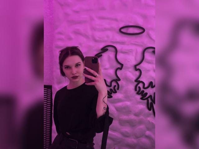 Welcome to cammodel profile for NoraGreys: Nails