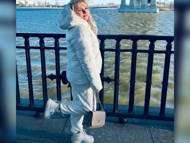 Adult chat with BlondyBb: Legs, feet & shoes