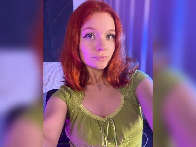 Why not cam2cam with LeslieLoom: Nails